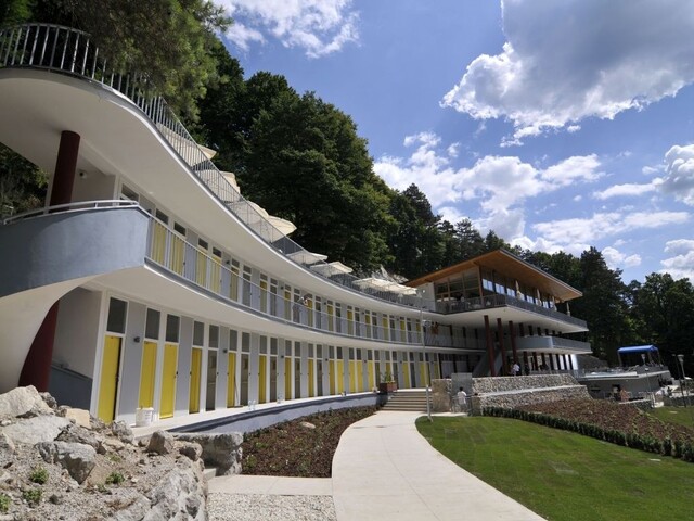 Kúpalisko Zelená žaba otvára brány. V horskom prostredí spája architektonické prvky s wellnessom